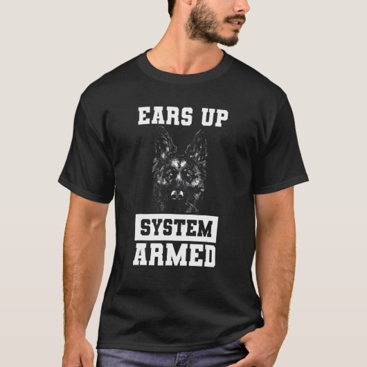 耳を上げるシステム武装ドイツの羊飼い犬 Tシャツ (正面)