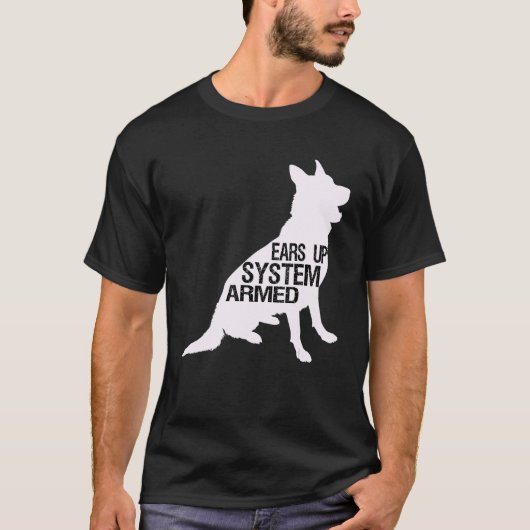 耳を立てろ システム作動 ジャーマンシェパード ドッグ Tシャツ (正面)