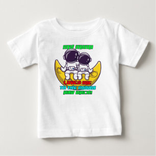 耳（み）美（み）美（み）さん，月と後ろの宇宙飛行士に愛される ベビーTシャツ