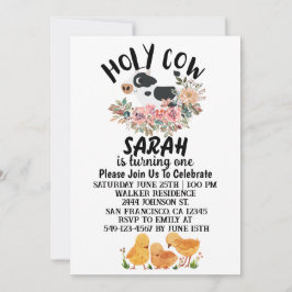 聖い牛の男の子の女の子が1枚の誕生日カードを回している 招待状