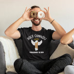 聖おもしろいカノリをテーマイタリアンにしたカスタムメッセージ Tシャツ<br><div class="desc">このグおもしろいラフィックT型はカスタマイズ自分のメッセージと共に準備できる。ハローと天使の翼を持つカノーリのイラストレーションの上にスローガンHOLY CANNOLIを置く。グラフィックカスタムの下に文字が表示される。あなた自身のおもしろいギャグの誕生日の贈り物を作るか、またはあなたの自身の声明を追加する"聖なるカノリ！</div>