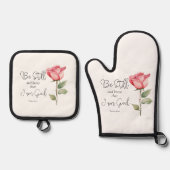 聖なる書物、 経典はまだ私が神の花であることを知っている 鍋つかみ&鍋敷きセット (正面)