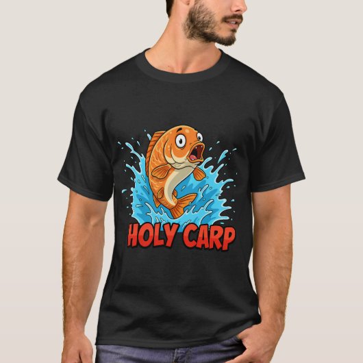 聖なる鯉 楽しい魚のダジャレデザイン Tシャツ (正面)