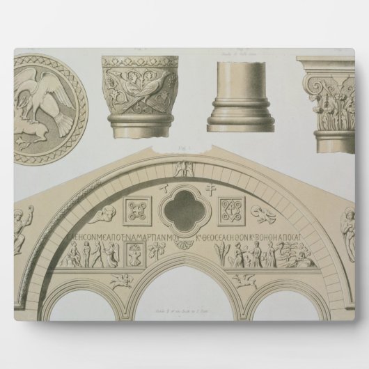 聖の彫刻されたアーチと柱の詳細。 フォトプラーク (正面)