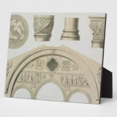 聖の彫刻されたアーチと柱の詳細。 フォトプラーク (側面)