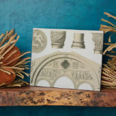 聖の彫刻されたアーチと柱の詳細。 フォトプラーク (側面)