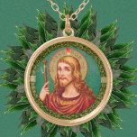 聖ジェームス素晴らしト(JMAS 04) ゴールドプレートネックレス<br><div class="desc">画像クレジット(JMAS 04): St. James theのアンティーク画像19世紀後半のクロモグラフィーにおける献身的なプリントから、ドイツのミュンヘンのアート出版社であるヨセフ・ミュラーが独自に発行したギルトのアクセントと共に、宗教的なエフエメラのプライベートコレクションから。写真は出版社の使徒シリーズ(No. 12155)の12の一つである。 聖ヤコブは水フラスコを吊るためのフックを持つ巡礼者のスタッフを保持している。 饗宴： 7月25日</div>