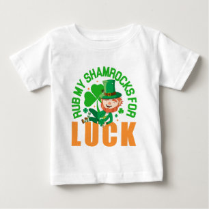 聖パトリックの日に私のおもしろいシャムロックをこする ベビーTシャツ