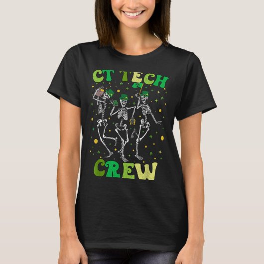 聖パトリックの日にCTを撮影する技術者 Tシャツ (正面)