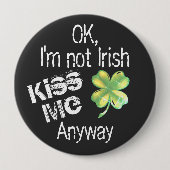 聖パトリックの日のキス私はアイリッシュシャムロックではない 缶バッジ (正面)