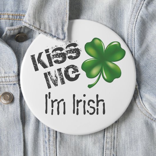 聖パトリックの日のキス私はアイルランド人で、シャムロックだ。 缶バッジ (インサイチュ)