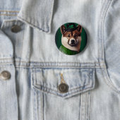 聖パトリックの日のドレスを着た秋田犬 缶バッジ (インサイチュ)
