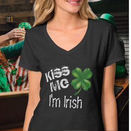 聖パトリックの日のブラックシャムロック キスして アイルランド人だよ Tシャツ