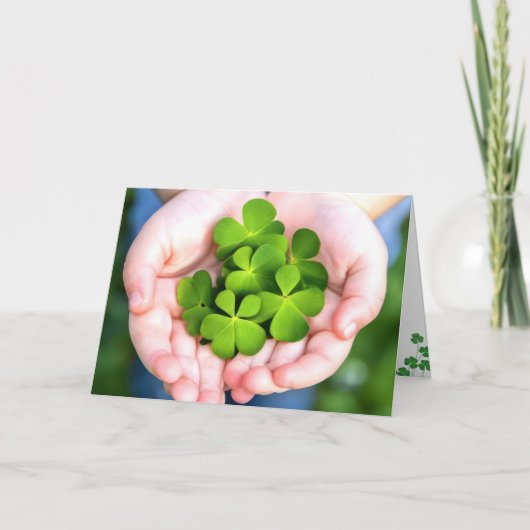聖パトリックの日の四葉のクローバーを手に シーズンカード (正面)
