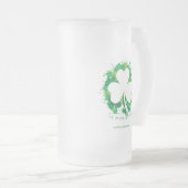 聖パトリックの日ラッキークローバーの白いシルエット。 フロストグラスビールジョッキ (正面右)