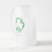 聖パトリックの日ラッキークローバーの白いシルエット。 フロストグラスビールジョッキ (正面左)