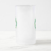 聖パトリックの日ラッキークローバーの白いシルエット。 フロストグラスビールジョッキ (中央)