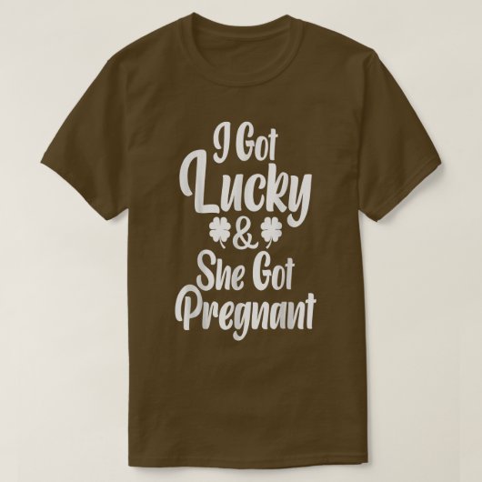 聖パトリックの日幸運なカップル妊娠の発表 Tシャツ (デザイン正面)