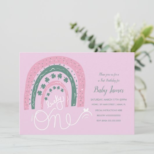 聖パトリックス幸運の最初の誕生日の手の描画レインボー 招待状 (スタンド正面)