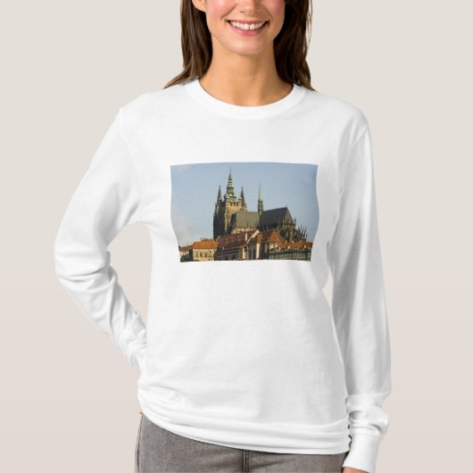 聖ヴィート大聖堂とプラハ城のひとつ Tシャツ (正面)