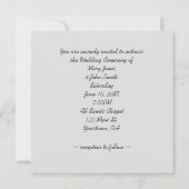 聖書に添えられた結婚式の白いチューリップとデイジー 招待状 (裏面)