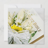 聖書に添えられた結婚式の白いチューリップとデイジー 招待状 (正面)