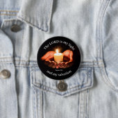 聖書のメッセージを持つ提灯キャンドルを持つ手 缶バッジ (インサイチュ)