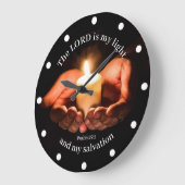 聖書のメッセージを添えて灯りの灯ったろうそくを手で持つ ラージ壁時計 (傾斜)
