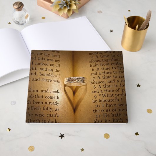 聖書の上の結婚指輪とハートの影 ゲストブック (正面見開き)