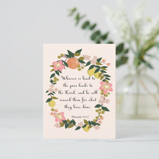 聖書の詩の芸術を励ます – 箴言19:17 ポストカード (スタンド正面)