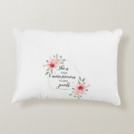聖書の詩、彼女は宝石よりはるかに大切多い。 アクセントクッション (裏面)