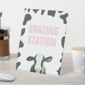 聖牛の最初の誕生日の放牧ステーション食の看板 台座サイン (インサイチュ)