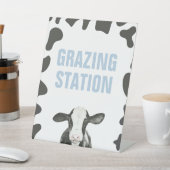 聖牛の最初の誕生日の放牧ステーション食の看板 台座サイン (インサイチュ)