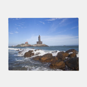 聖者のThiruvalluvarの彫像 タミル・ナードゥ州、インド ドアマット