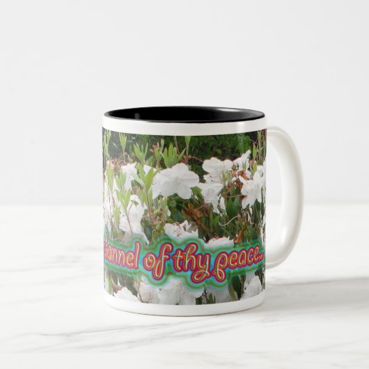 聖者フランシス島の祈りの言葉のコーヒーカップ ツートーンマグカップ (正面右)