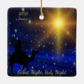 聖静か夜の名パーソナライズされた年クリスマス セラミックオーナメント (裏面)