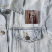 聖餐杯を保持する教会の寓話的な姿 缶バッジ (インサイチュ)