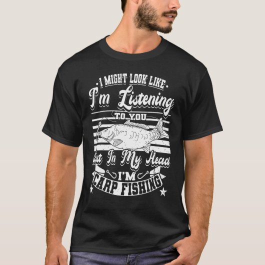 聞いているように見えるかもしれない コイ釣り 魚 Tシャツ (正面)