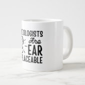 聴覚の専門家は耳の交換が可能で、聴覚おもしろい学である ジャンボコーヒーマグカップ (正面右)