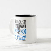 聴覚士は一度に1デシベルずつ人生を変える ツートーンマグカップ (正面左)