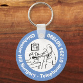 聴診器おもしろい検査足付き医師。 キーホルダー (正面)