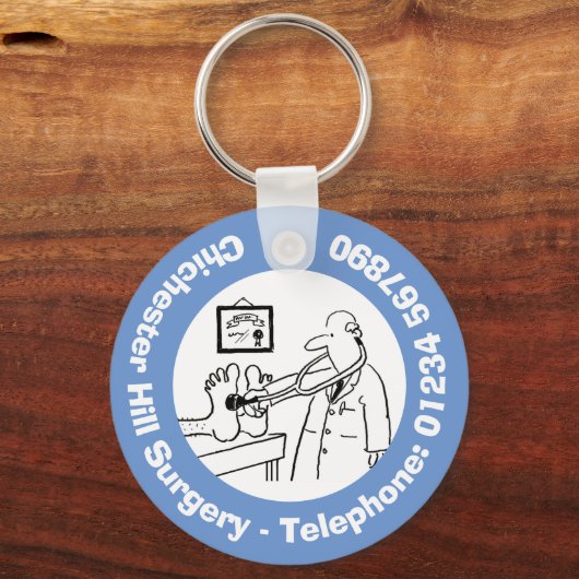 聴診器おもしろい検査足付き医師。 キーホルダー (正面)