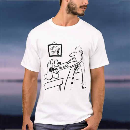 聴診器で足をチェックする医者 Tシャツ
