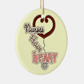 聴診器のナースはハートのTシャツおよびギフトを持っています セラミックオーナメント (右)