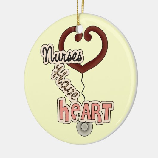 聴診器のナースはハートのTシャツおよびギフトを持っています セラミックオーナメント (左)