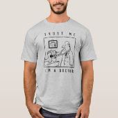 聴診器を持った医者が足をチェック Tシャツ (正面)