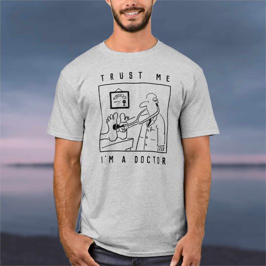 聴診器を持った医者が足をチェック Tシャツ