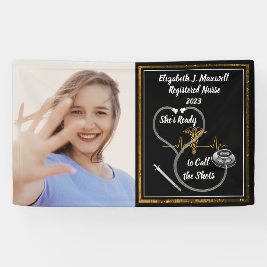 聴診器 | RN – 彼女はショットを呼ぶ準備ができている 横断幕 (横)