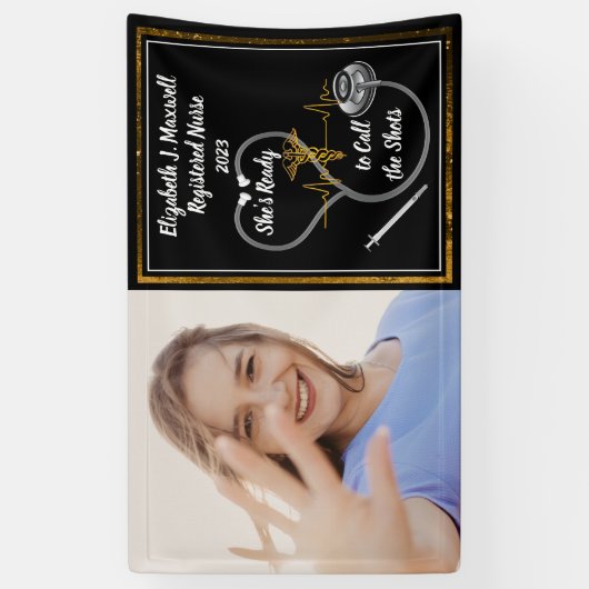 聴診器 | RN – 彼女はショットを呼ぶ準備ができている 横断幕 (縦)