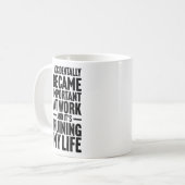職場でつい重要な存在になってしまった労働者 コーヒーマグカップ (正面左)